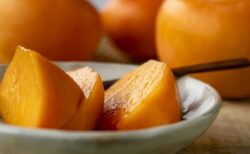 【目が覚めるおいしさ】切った柿にレモン絞ると・・劇的にフレッシュ・ジューシー「何この柿？？」ってなる