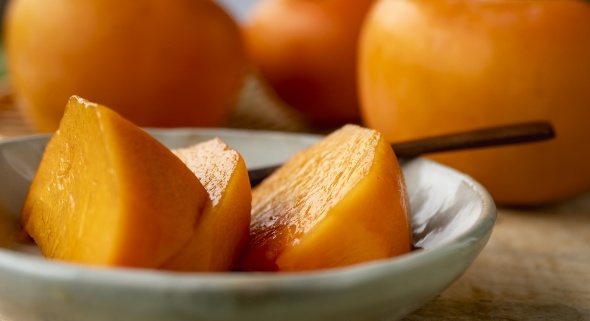 【目が覚めるおいしさ】切った柿にレモン絞ると・・劇的にフレッシュ・ジューシー「何この柿??」ってなる