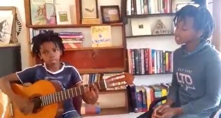 【ロビンソン】アフリカの子供が「スピッツ」歌う動画。まじで感動した！