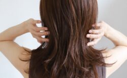 【神テク】「これ試したら1日中取れなかった！」Uピン1本カンタンなヘアアレンジが話題