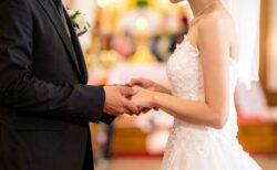 【動画】結婚式カメラマン、最大の見せ場ですっ転び新婦の足を掴み大惨事にｗｗｗｗ