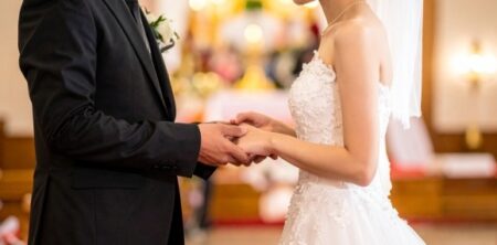 【動画】結婚式カメラマン、最大の見せ場ですっ転び新婦の足を掴み大惨事にｗｗｗｗ