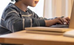 【衝撃】超天才小学生、『ドアが開いたらスマホが隠れる』ロジックを開発！