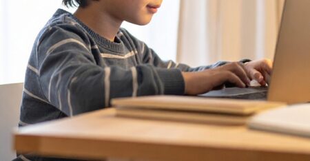 【衝撃】超天才小学生、『ドアが開いたらスマホが隠れる』ロジックを開発！