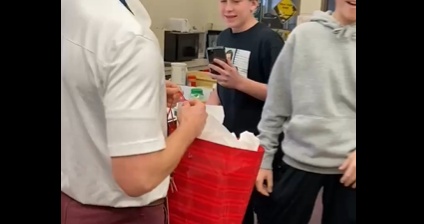 【泣】お気に入りの靴が盗まれてしまった先生へ、生徒達がお金を出し合ってサプライズ