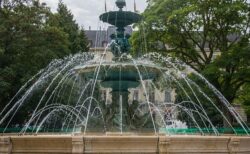 【！？】本をイメージして作られた噴水、格好良すぎる！