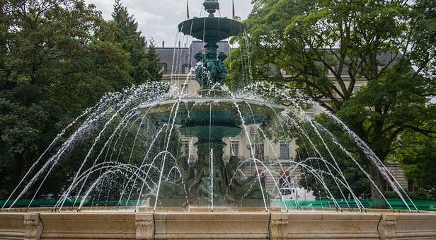 【!?】本をイメージして作られた噴水、格好良すぎる!