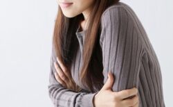 【ウイルスの入り口は首の下】ゾクゾク悪寒がした時、寒気の入り口をドライヤーですぐ温めると効果的　※カイロは駄目