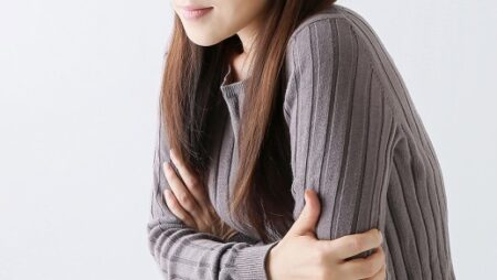 【ウイルスの入り口は首の下】ゾクゾク悪寒がした時、寒気の入り口をドライヤーですぐ温めると効果的　※カイロは駄目