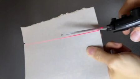 【革命】切っ先に向かって真っすぐレーザーが出るハサミ　これはすごい！