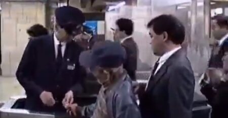 【貴重映像】1990年の新宿駅、Suicaが無い時代の改札が凄い