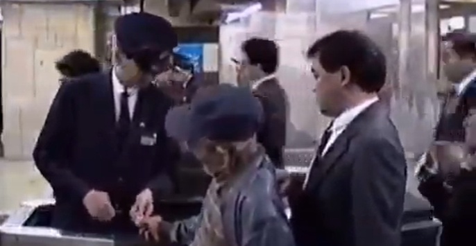 【貴重映像】1990年の新宿駅、Suicaが無い時代の改札が凄い