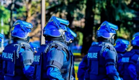 【躍動感】イノシシと対峙する機動隊、かっこよすぎる！！