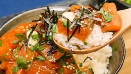 【簡単ご馳走】サーモンをめんつゆ＋ごま油に漬けるだけ！確実においしいレシピがこちら