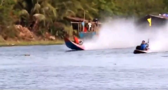 【爆笑】Ｔシャツ半パンで爆走するタイの競艇が話題「声出たｗ」