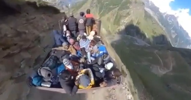 【！】怖すぎるヒマラヤの公共交通機関にネット騒然「合成かと思った！」