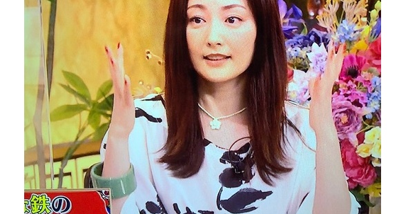 【養生テープ?!】常盤 貴子さんの斬新なブレスレットにネット騒然!