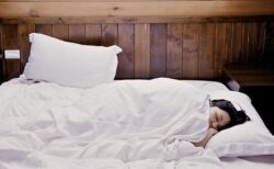 【2分で】誰でもできる睡眠導入法が話題。米軍も採用、習得すれば座ったままで