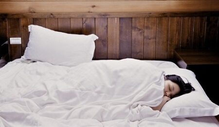 【2分で】誰でもできる睡眠導入法が話題。米軍も採用、習得すれば座ったままで