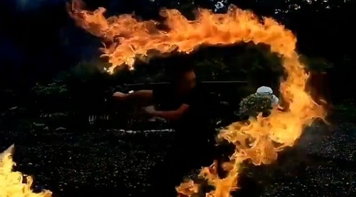 【刀】炎の剣が実在した!炎技家さんによる「炎刀の火炎斬り3連」にネット騒然