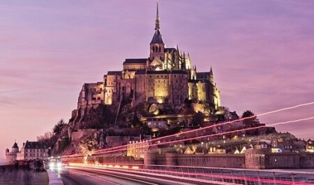 【大迫力】モンサンミッシェルをドローンで撮影した動画が話題「操縦士がすごい」「CGみたい‥」